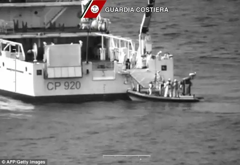 migranti    naufragio nel canale di sicilia   saviors this image released by the italian coast guards today sh a 4 1429476903355