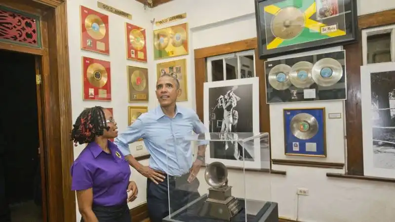 obama con la guida al museo marley