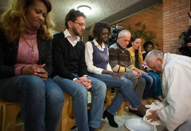 PAPA BERGOGLIO LAVA I PIEDI A LUBAMBA 