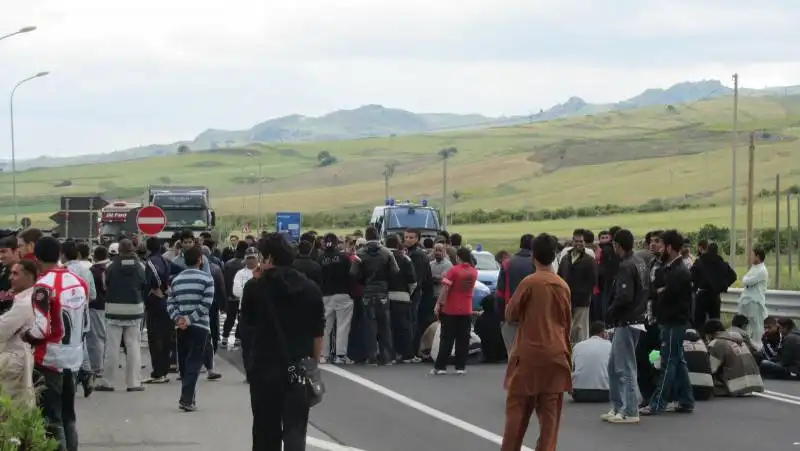 proteste contro il cara di mineo