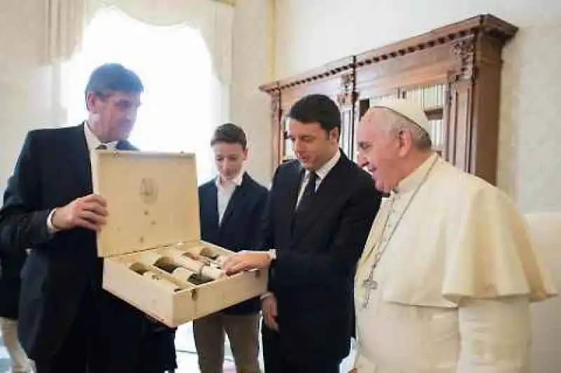 RENZI REGALA VINO AL PAPA