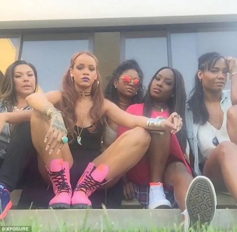 riri con le amiche a coachella