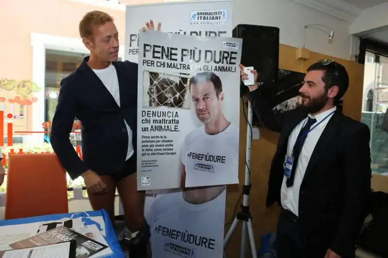 rocco siffredi col cazzo di fuori per l associazione animalisti onlus  1