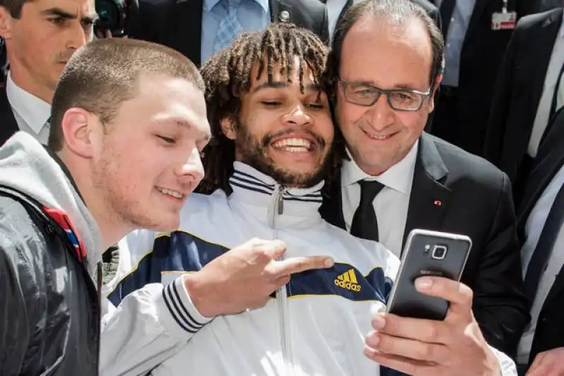 selfie hollande dito medio