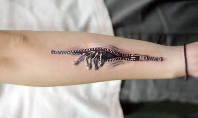 tatuaggio alieni nella zip