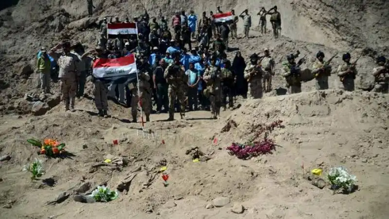 TIKRIT - FOSSE COMUNI CON I CADAVERI DI IRACHENI UCCISI DA ISIS