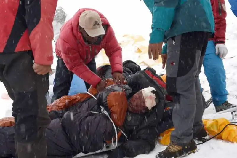 uno sherpa ferito al campo base everest dopo la valanga