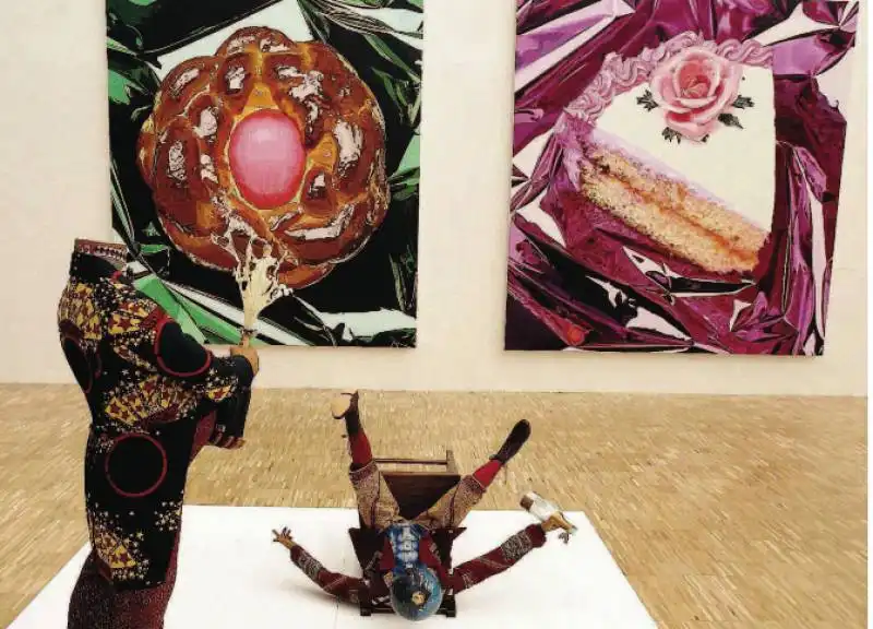 YINKA SHONIBARE E SULLO SFONDO DUE OPERE DI KOONS