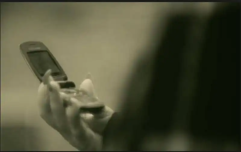 adele con cellulare apribile nel video di hello