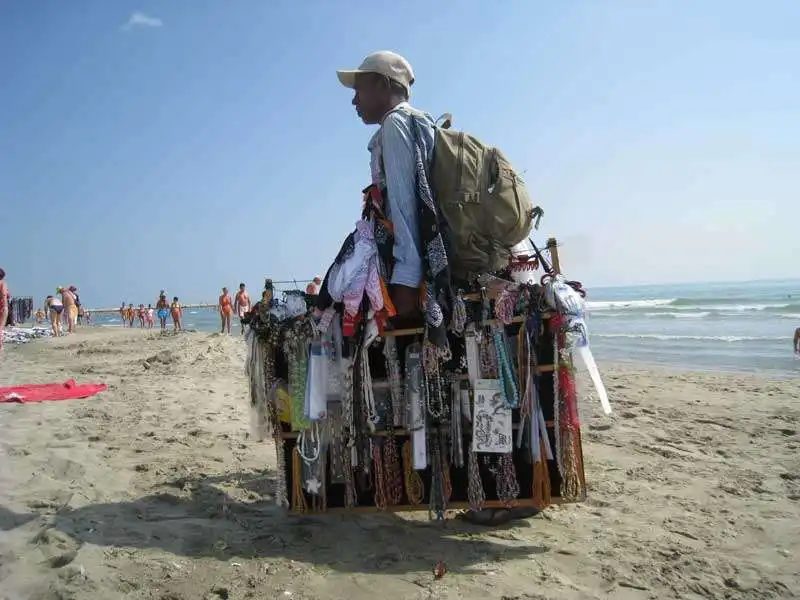 AMBULANTE SULLA SPIAGGIA