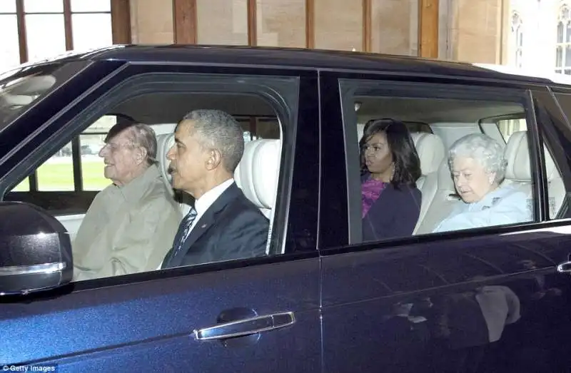 barack e michelle  obama con la regina elisabetta e il marito il principe filippo alla guida