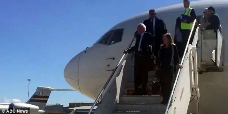 bernie sanders arriva con volo privato