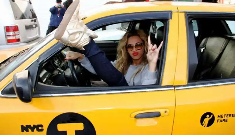 beyonce guida il taxi