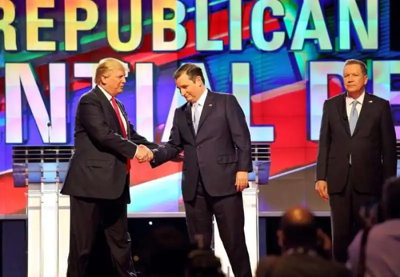 Donald Trump (s), Ted Cruz (c) e John Kasich 