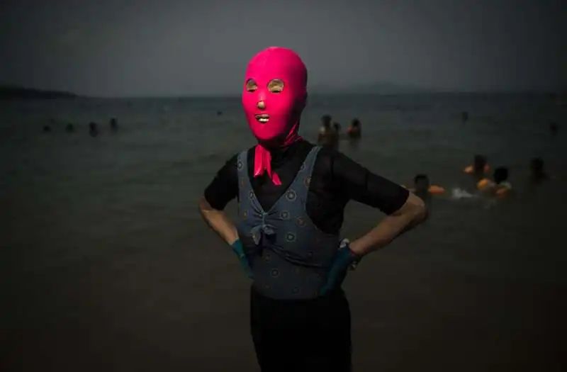 facekini sula spiaggia cinese di qingdao 