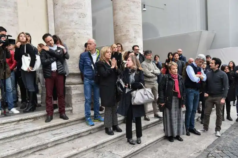 gli amici di emiliano lo salutano all uscita della chiesa (1)