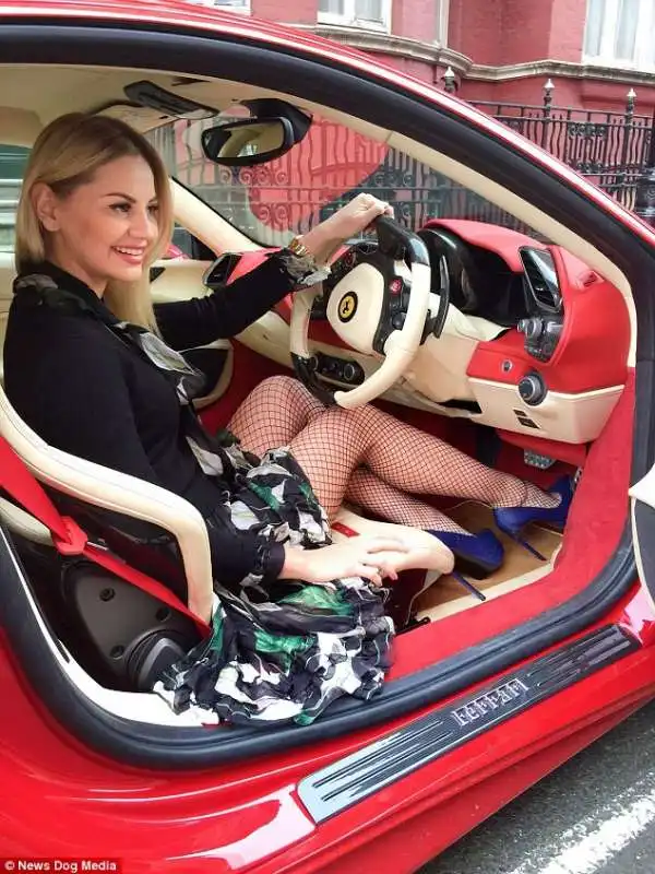 julia alla guida della sua ferrari