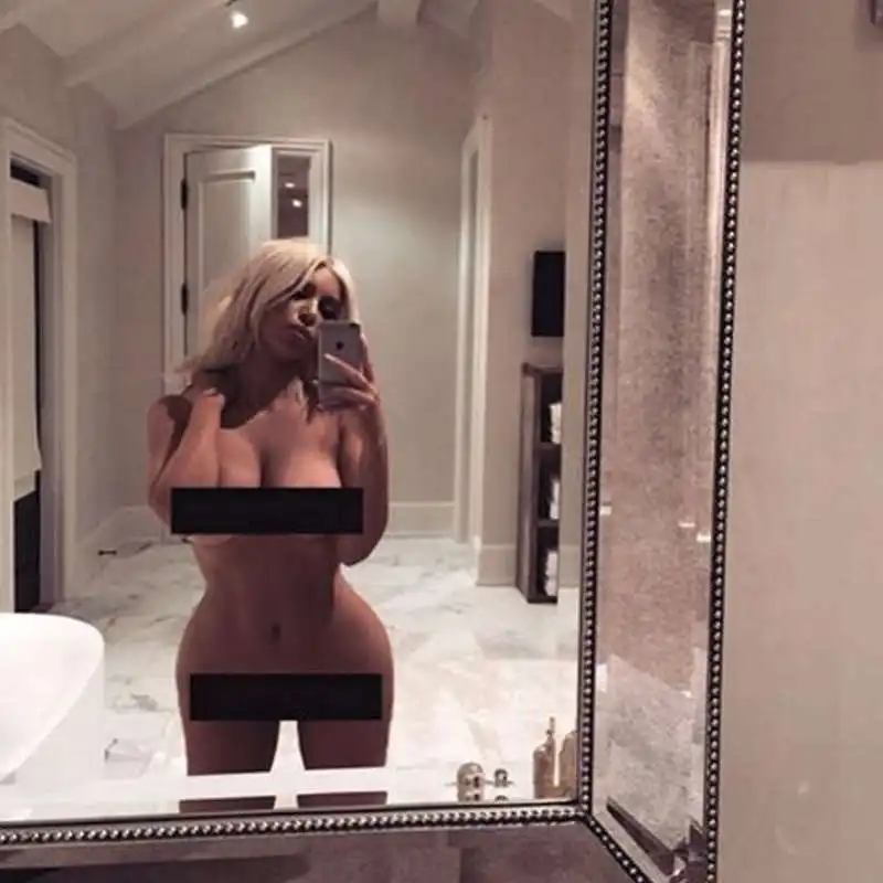 kim kardashian selfie nuda al bagno