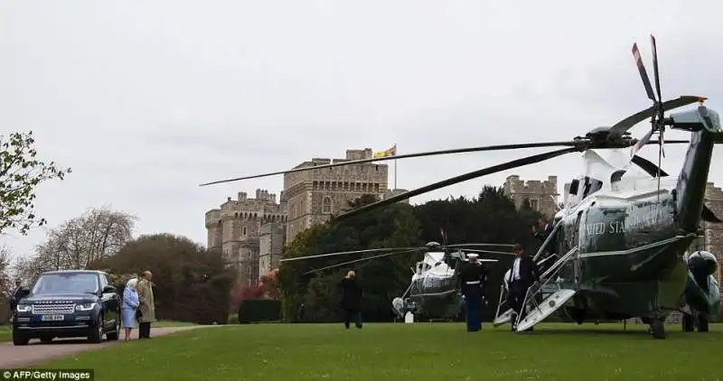 la regina elisabetta e il principe filippo aspettano gli obama al castello di windsor