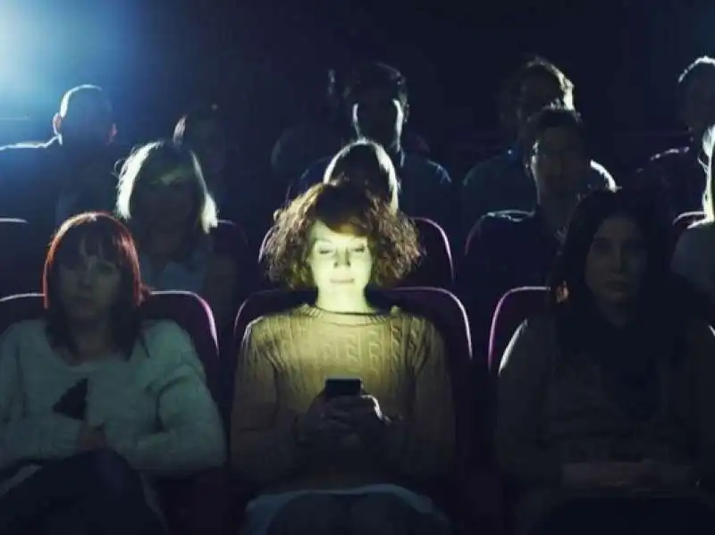 lo smartphone al cinema pratica insopportabile