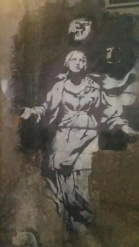 madonna con la pistola 2