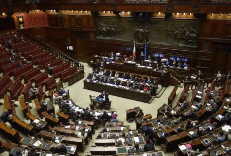 matteo renzi parla alla camera vuota