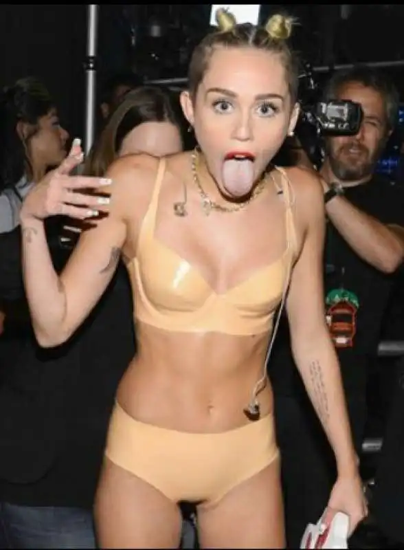 miley cyrus in latex color carne