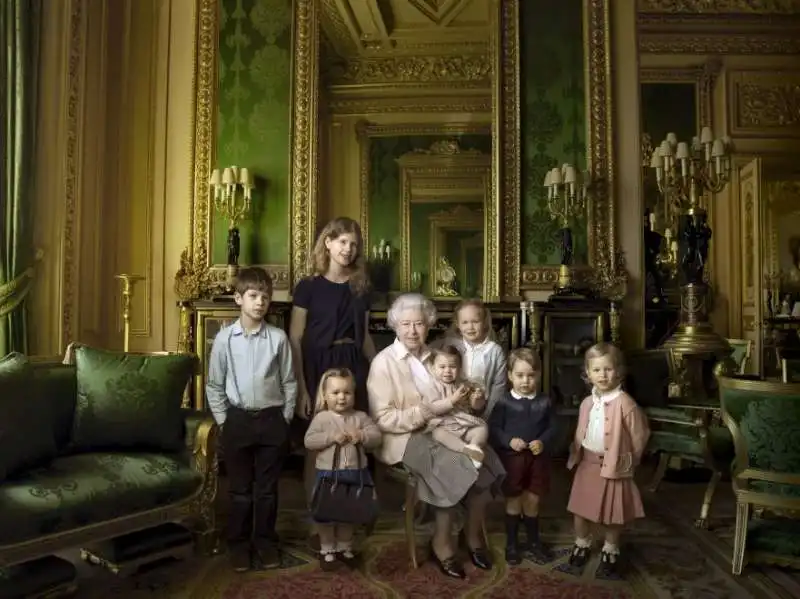 nonna regina elisabetta e i nipotini by annie leibovitz 