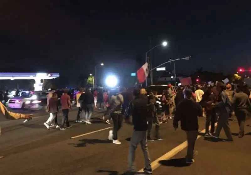 proteste contro il rally di trump in california