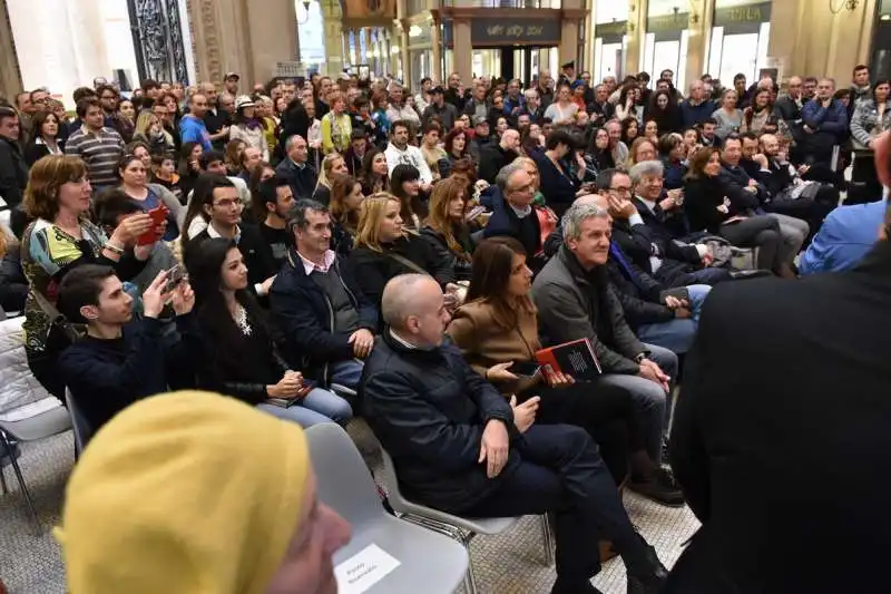 pubblico per venditti alla galleria alberto sordi (1)