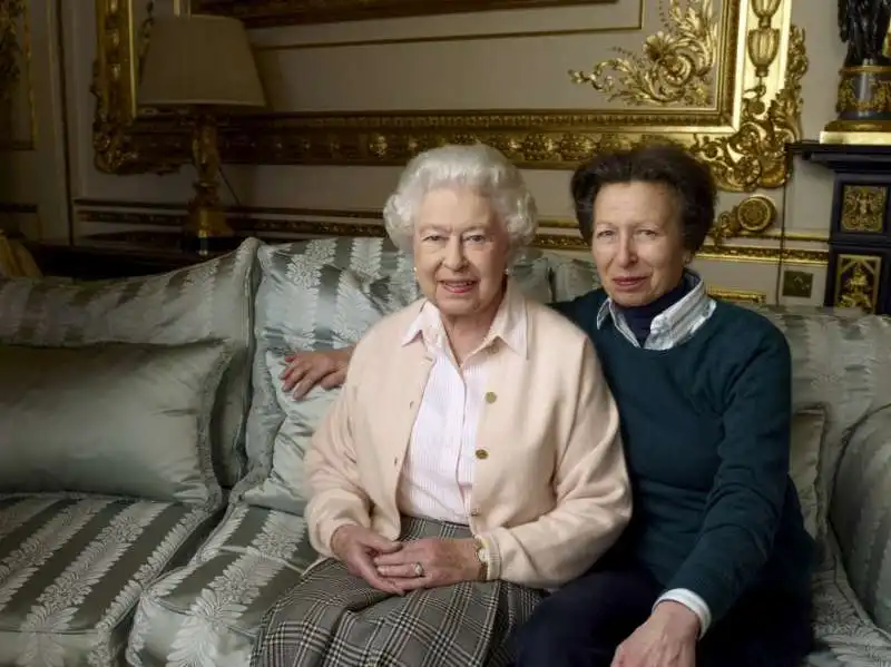 regina elisabetta con la figlia anna by annie leibovitz