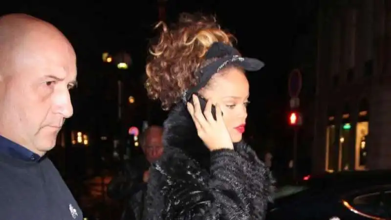 rihanna con flip phone