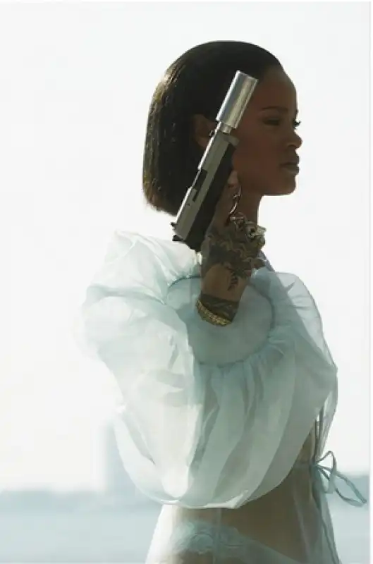 rihanna con pistola