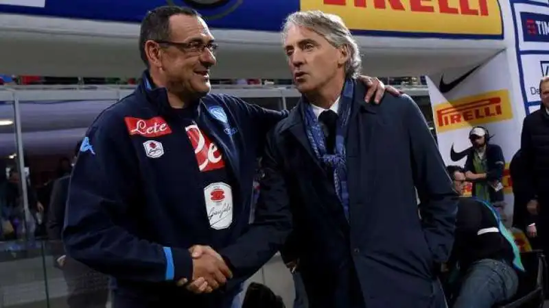 sarri e mancini si stringono la mano