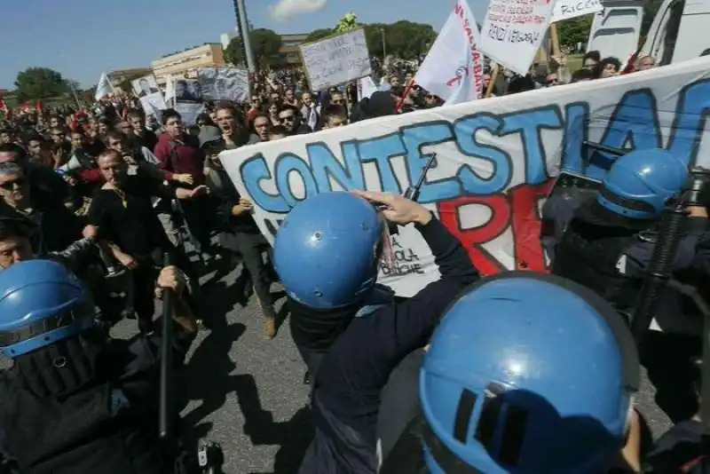 SCONTRI TRA POLIZIA E ANTAGONISTI A PISA   