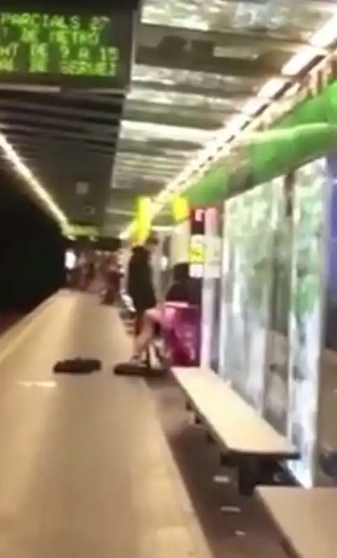 sesso nella metro di barcellona  4