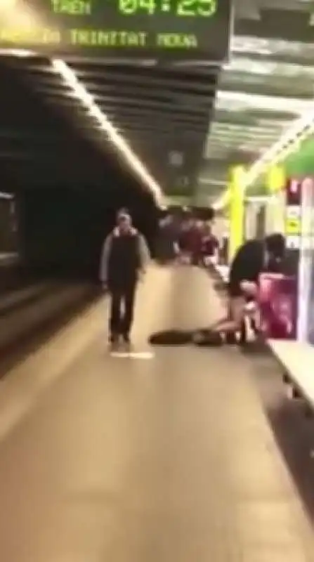 sesso nella metro di barcellona  6