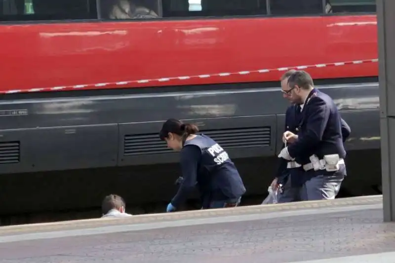 TRAVOLTA DAL TRENO A MILANO CERTOSA 