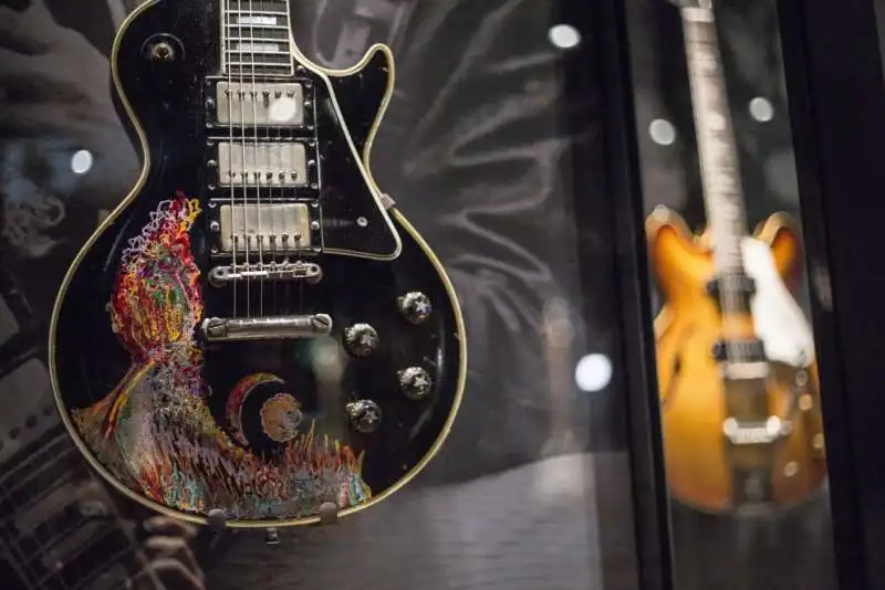 una delle chitarre di keith richards gibson les paul custom del 1957 dipinta a mano