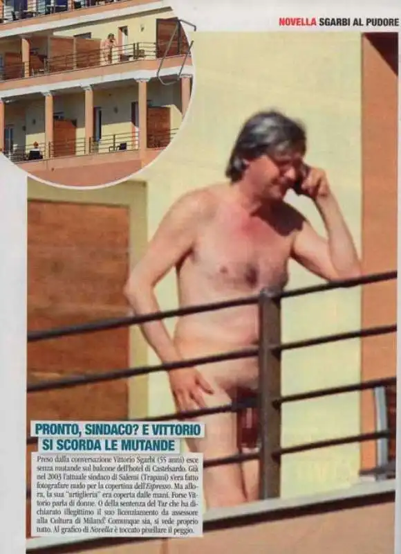 VITTORIO SGARBI NUDO SUL BALCONE