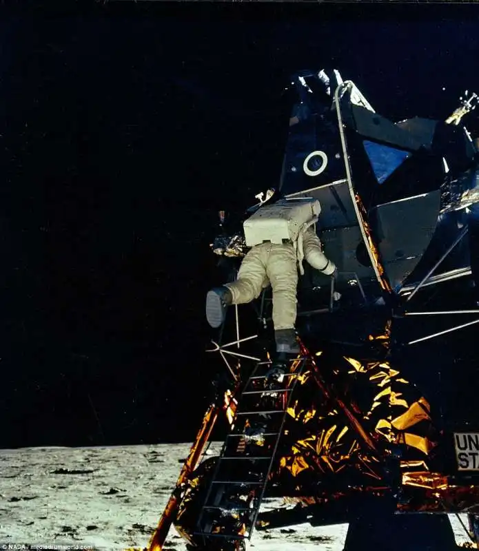 aldrin che scende le scalette dell'apollo 11 ripreso da armstrong