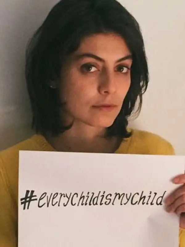 alessandra mastronardi   campagna contro la guerra in siria  11