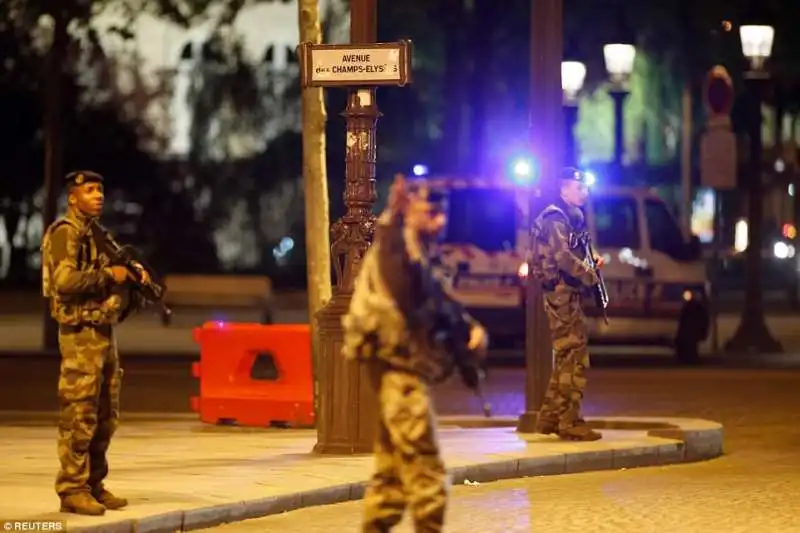 allarme terrorismo a Parigi per l'attacco sugli Champs Elysees 