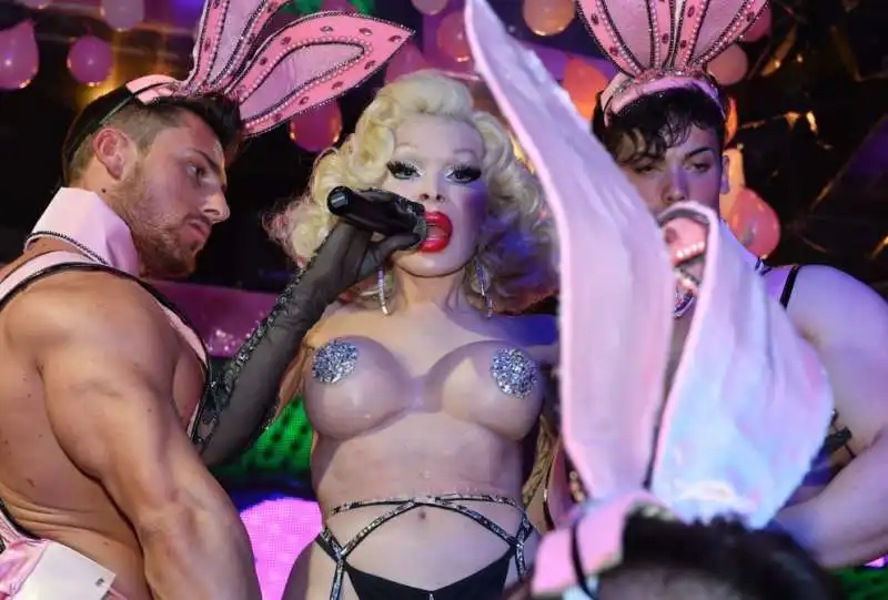 amanda lepore nel suo spettacolo  sul palco di muccassassina con i pink magic gogos (14)