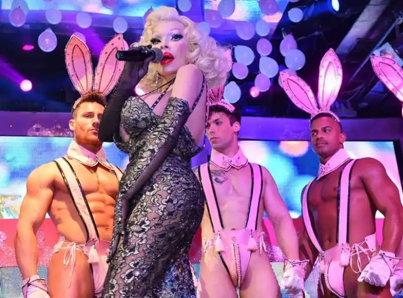 amanda lepore nel suo spettacolo  sul palco di muccassassina con i pink magic gogos (6)