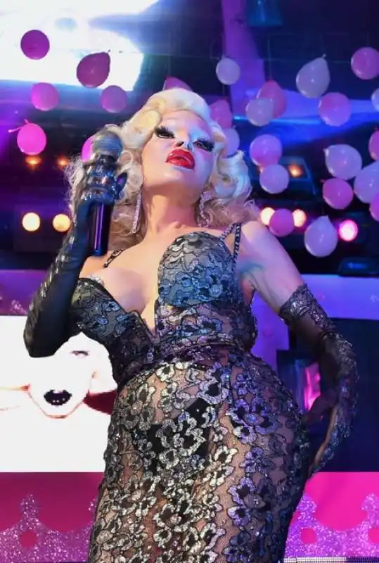 amanda lepore sul palco di muccassassina durante il suo spettacolo (2)