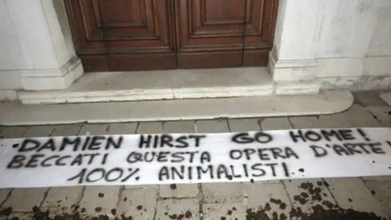 animalisti contro damien hirst 