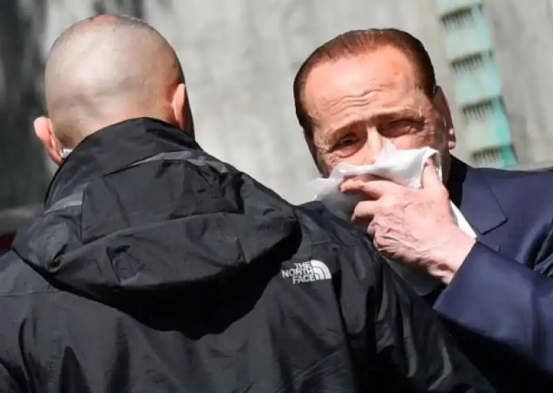 BERLUSCONI MEDICATO DOPO LA CADUTA IN CASA A PORTOFINO