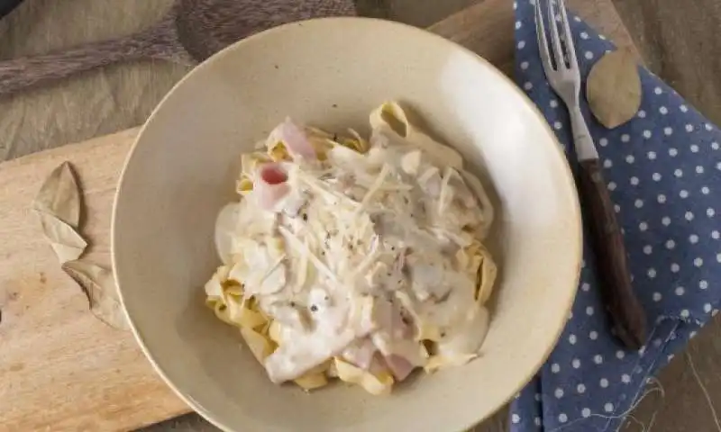 CARBONARA CON PANNA