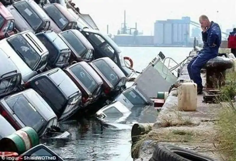 carico di macchine finito in mare